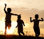 Trois enfants sautant